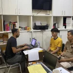 Kaur keuangan Desa Sukamaju, Kabupaten Serang, Muhammad Yusuf (33)/baju kuning ditangkap pakai dana desa Rp127 juta buat judol dan trading. Foto: Dok. Polres Serang