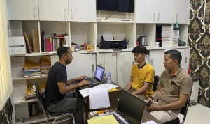 Kaur keuangan Desa Sukamaju, Kabupaten Serang, Muhammad Yusuf (33)/baju kuning ditangkap pakai dana desa Rp127 juta buat judol dan trading. Foto: Dok. Polres Serang