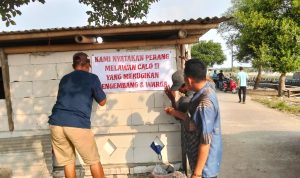 Warga terdampak pagar laut Tangerang di Kampung Alar Jiban, Desa Kohod, Kecamatan Pakuhaji, memasang poster perlawanan terhadap para calo tanah yang makin masif gentayangan (Sumber gambar : Hits Banten)