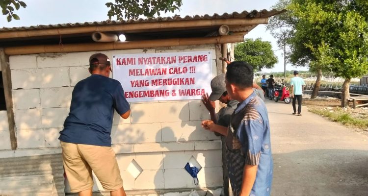 Warga terdampak pagar laut Tangerang di Kampung Alar Jiban, Desa Kohod, Kecamatan Pakuhaji, memasang poster perlawanan terhadap para calo tanah yang makin masif gentayangan (Sumber gambar : Hits Banten)