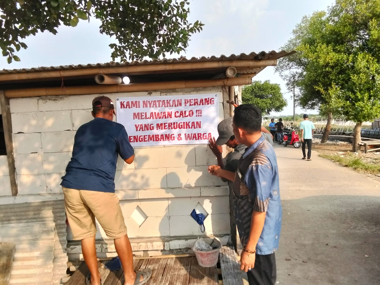 Warga terdampak pagar laut Tangerang di Kampung Alar Jiban, Desa Kohod, Kecamatan Pakuhaji, memasang poster perlawanan terhadap para calo tanah yang makin masif gentayangan (Sumber gambar : Hits Banten)