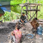 Kabid ESDM Badko HMI Jabodetabeka Banten Entis Sumantri saat berdialog dengan dua penambang batu bara ilegal di Kabupaten Lebak Banten