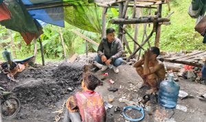 Kabid ESDM Badko HMI Jabodetabeka Banten Entis Sumantri saat berdialog dengan dua penambang batu bara ilegal di Kabupaten Lebak Banten