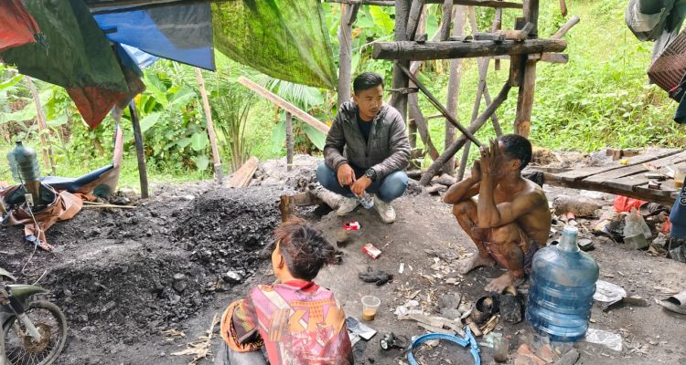 Kabid ESDM Badko HMI Jabodetabeka Banten Entis Sumantri saat berdialog dengan dua penambang batu bara ilegal di Kabupaten Lebak Banten