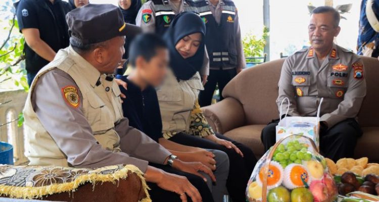 Polres Malang bersama santri berinisial AZR di sebuah pondok pesantren di wilayah Kecamatan Pakisaji, Kabupaten Malang, Jawa Timur. Dokumentasi/ istimewa
