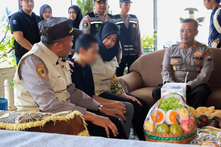 Polres Malang bersama santri berinisial AZR di sebuah pondok pesantren di wilayah Kecamatan Pakisaji, Kabupaten Malang, Jawa Timur. Dokumentasi/ istimewa