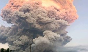 Gunung Lewotobi Laki-Laki Kembali Erupsi, Senin (7/7). Foto: Detik.com