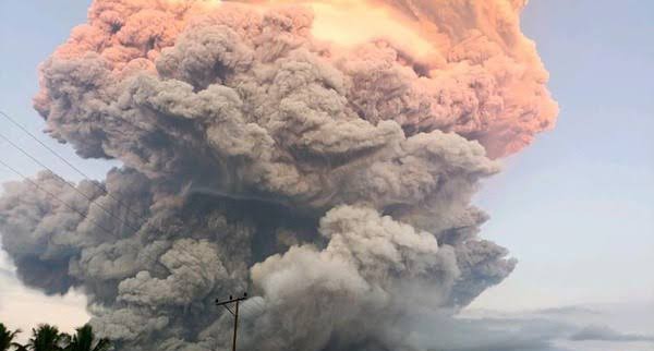 Gunung Lewotobi Laki-Laki Kembali Erupsi, Senin (7/7). Foto: Detik.com