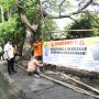 Petugas dan aparat Kelurahan Sukasari memasang spanduk larangan membuang sampah sembarangan di lokasi bekas TPS liar. (Foto: Ist)