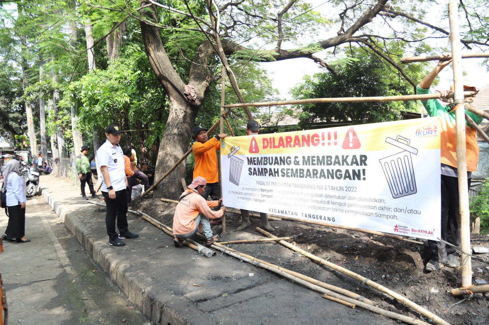 Petugas dan aparat Kelurahan Sukasari memasang spanduk larangan membuang sampah sembarangan di lokasi bekas TPS liar. (Foto: Ist)